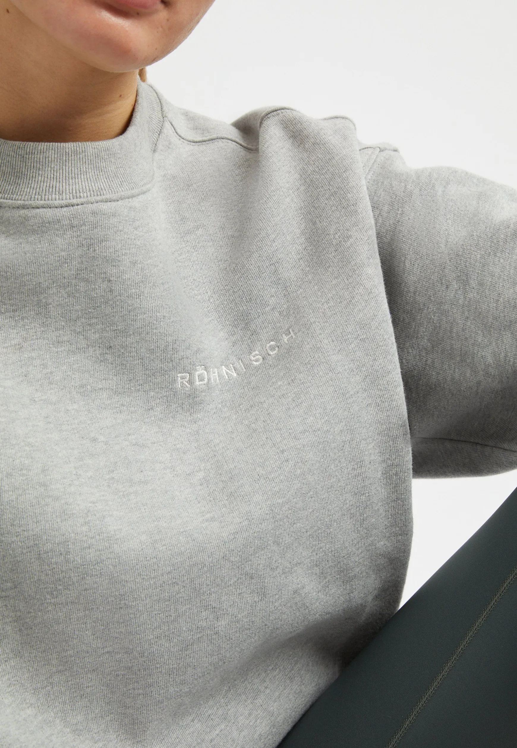 iconic_sweatshirt_grey_me_2.webp Iconic Sweatshirt, -Röhnisch Store
