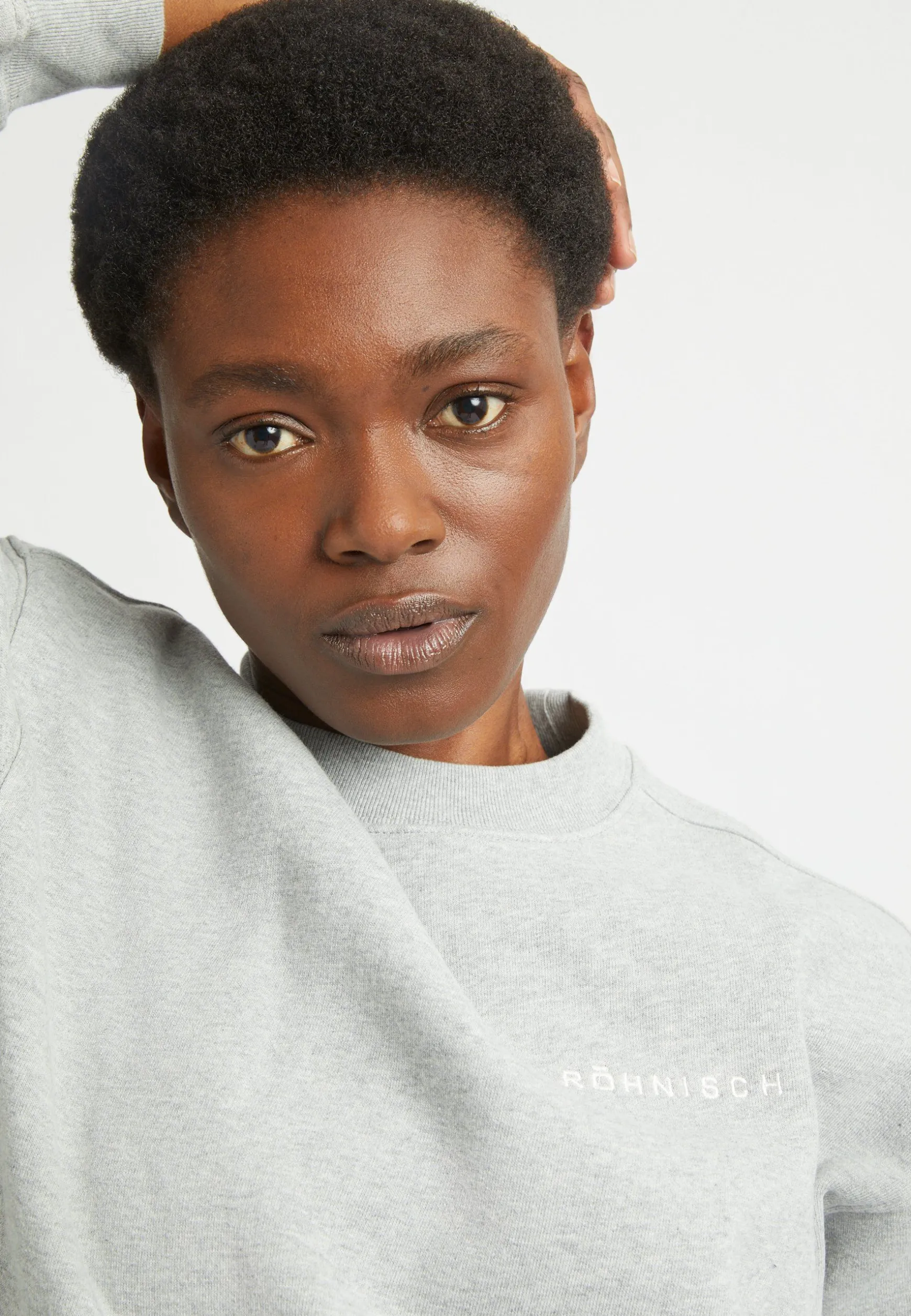 iconic_sweatshirt_grey_me_4.webp Iconic Sweatshirt, -Röhnisch Store