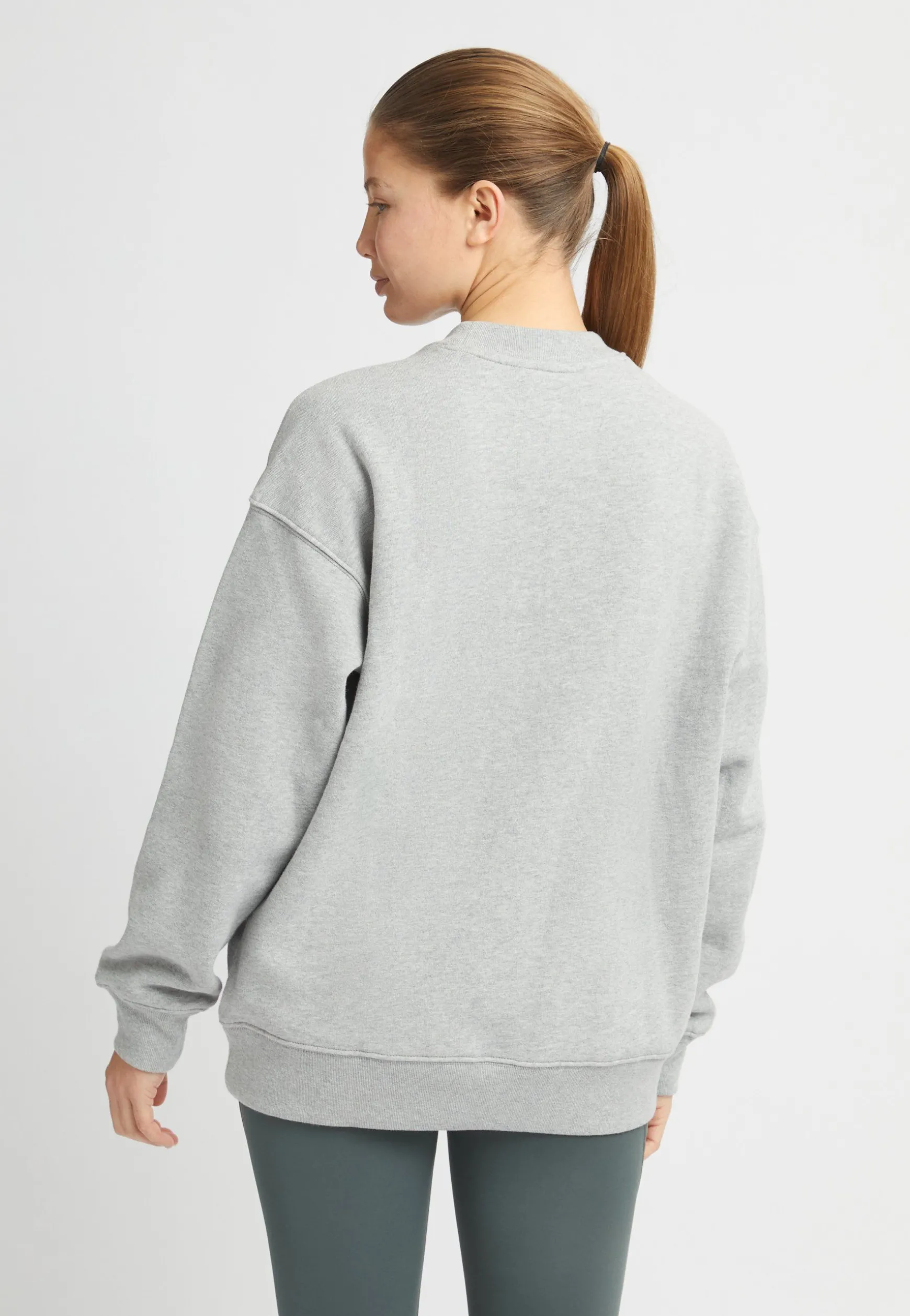 iconic_sweatshirt_grey_me_8.webp Iconic Sweatshirt, -Röhnisch Store