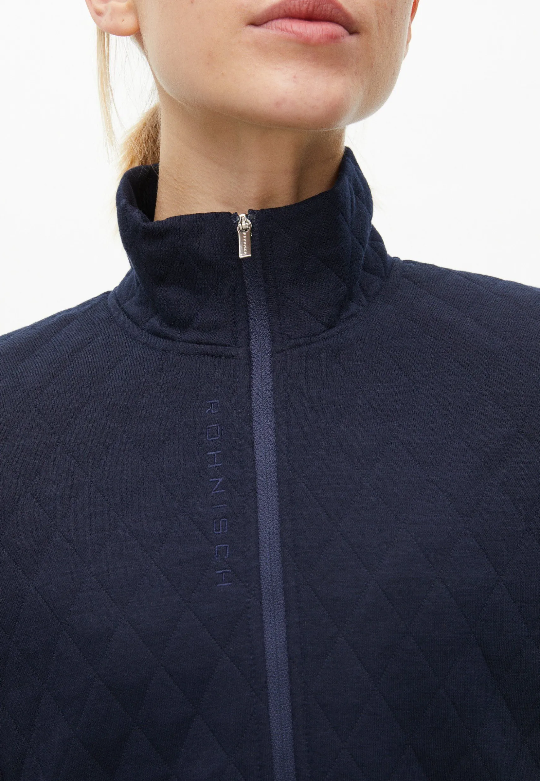 leah_wind_cardigan_navy_1.webp Leah Wind Cardigan, -Röhnisch Shop