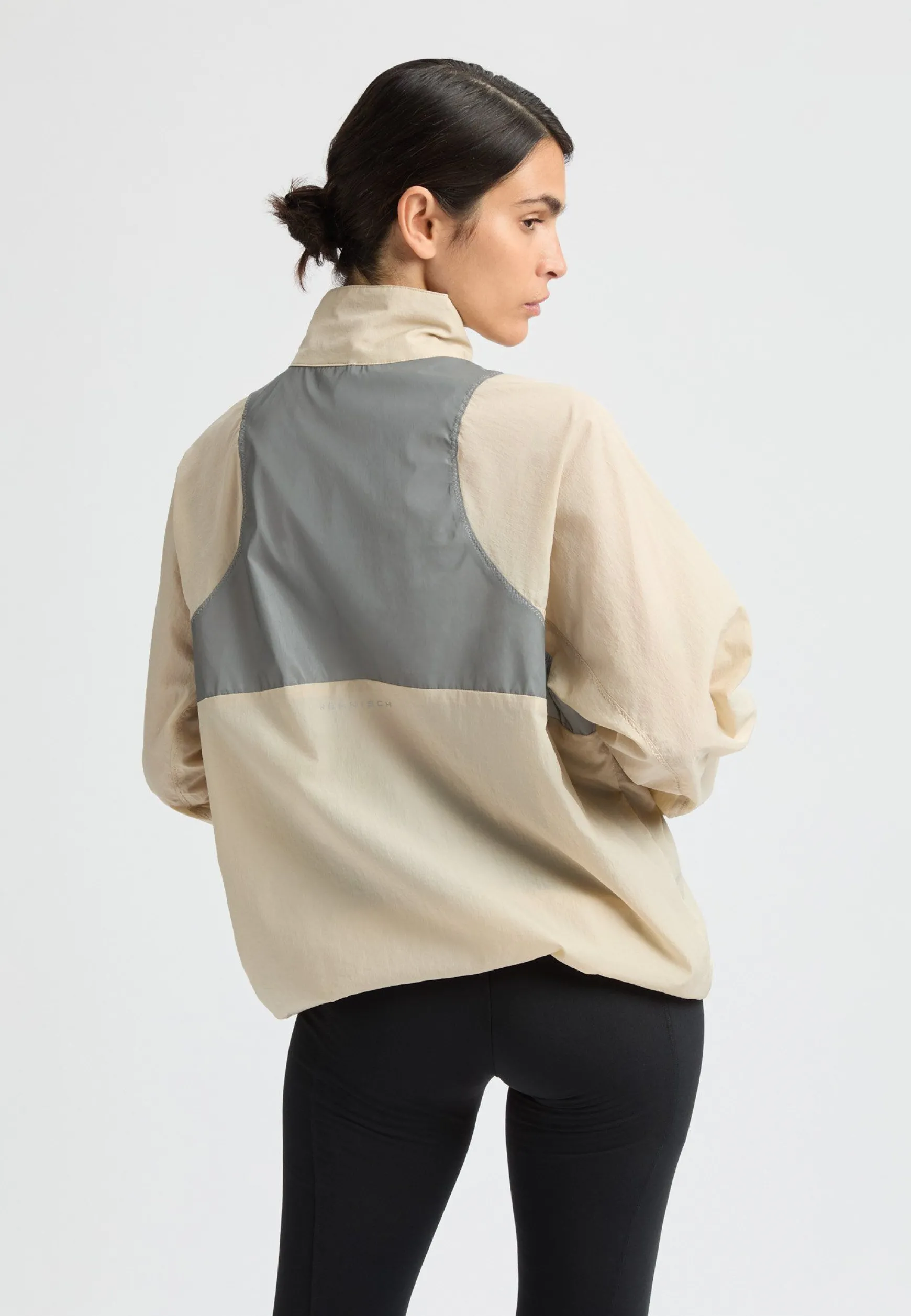 shine_block_anorak_peyote_1.webp Shine Block Anorak, -Röhnisch Discount